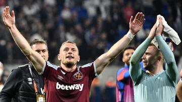 Vladimir Coufal, a la izquierda, y Jarrod Bowen, a la derecha, celebran la victoria del West Ham en el Campo del Olympique Lyonnais.