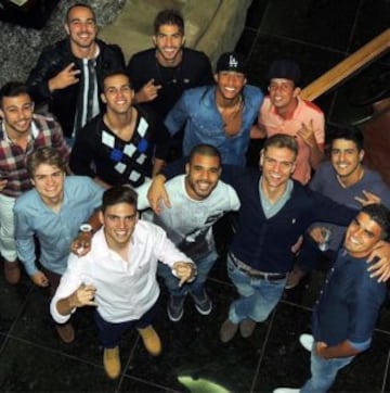 Lucas Silva con amigos.