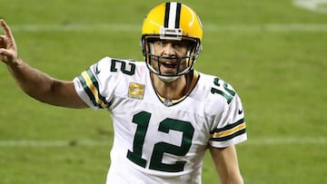 SANTA CLARA, CALIFORNIA - NOVEMBER 05: Aaron Rodgers #12 of the Green Bay Packers  signals against the San Francisco 49ers during the second quarter at Levi&#039;s Stadium on November 05, 2020 in Santa Clara, California. (Photo by Ezra Shaw/Getty Images)