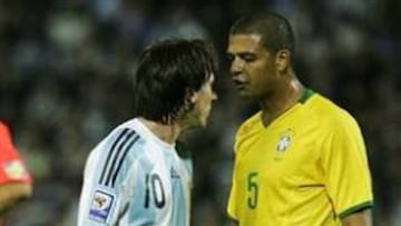 El brasile&ntilde;o Felipe Melo se encara con Lionel Messi durante un encuentro entre Argentina y Brasil. 