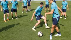 SAN SEBASTIÁN (ESPAÑA), 12/08/2022.- Los jugadores de la Real Sociedad, Carlos Fernández (2d), y Robin Le Normand (d), participan en el entrenamiento celebrado este viernes en las instalaciones de Zubieta para preparar el partido de inicio de LaLiga contra el Cádiz el próximo domingo. EFE/Juan Herrero.
