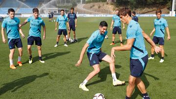 SAN SEBASTI?N (ESPA?A), 12/08/2022.- Los jugadores de la Real Sociedad, Carlos Fern¨¢ndez (2d), y Robin Le Normand (d), participan en el entrenamiento celebrado este viernes en las instalaciones de Zubieta para preparar el partido de inicio de LaLiga contra el C¨¢diz el pr¨®ximo domingo. EFE/Juan Herrero.