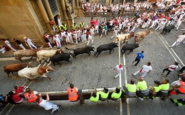 Imágenes del séptimo encierro de los Sanfermines 2022. La ganadería encargada de los toros de este séptimo encierro será la de Victoriano del Río, una de las más importantes del panorama taurino nacional.