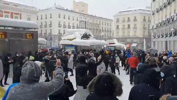 Indignación en redes: las autoridades recomiendan estar en casa y la Puerta del Sol así