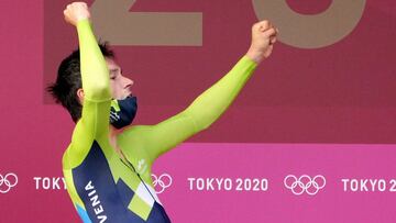 Primoz Roglic celebra su oro ol&iacute;mpico en Tokio.