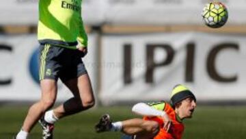 Bale, que ayer no se entrenó con el resto de sus compañeros, eleva el balón en un lance con Modric