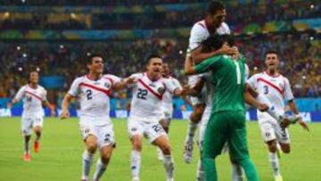 Keylor, felicitado por sus compañeros.