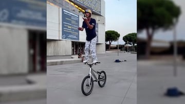 El piloto de MTB Fabio Wibmer, subido al manillar de su bici, haciendo malabares.