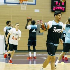 El Madrid pelea el primer puesto en Manresa con Ayón de vuelta