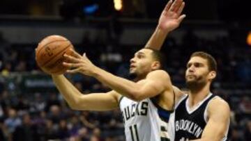 Brook Lopez trata de detener a Tyler Ennis.