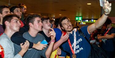 Los Hispanos desatan la locura en su llegada a Barajas