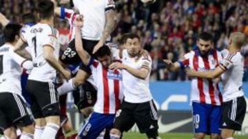 Raúl García y Arda pelean un balón con Otamendi y Javi Fuego, en un lance del Atlético-Valencia del domingo en el Vicente Calderón.