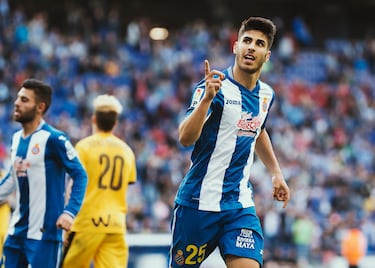 Uno de los grandes talentos españoles de su generación. Lo ficha el Madrid en 2015, que lo cede al Espanyol. Después de una gran temporada como ‘perico’, se ganó el derecho a pertenecer a la primera plantilla blanca. Como madridista ganó 3 ligas, 3 Champions y 1 copa del Rey, y el pasado verano se marchó libre al PSG. Siempre dio la sensación que podría haber dado mucho más, pero ha sido uno de los grandes jugadores de la última década, marcando goles muy importantes para el Real Madrid.