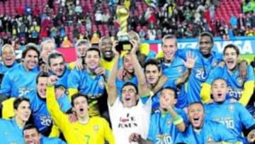 <b>REYES DEL MUNDO. </b> Los brasileños celebraron el título por todo lo alto, con Kaká. Luis Fabiano y Dani Alves tumbados en la primera fi la de la celebración.