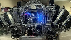 Ni torre ni ventiladores: tarda 4 años en crear un PC que parece un Transformer con un sistema de refrigeración líquida demencial