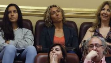 Gala Le&oacute;n, en la tribuna de invitados del Congreso ayer. Con la directiva de la RFET Olvido Aguilera a su izquierda.