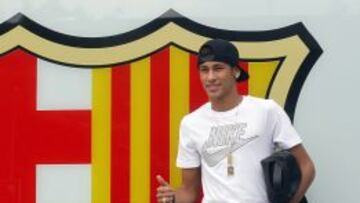 Neymar posando con el escudo del Barcelona tras el fichaje.