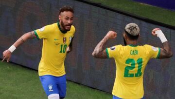 Gabriel Barbosa y Neymar celebran el tercer gol de Brasil contra Venezuela.