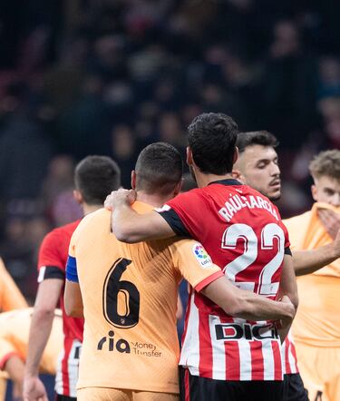 Koke y Raúl García, antiguos compañeros, se abrazan al finalizar el encuentro. 
 

