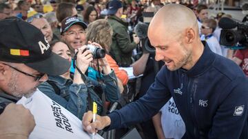 Tom Boonen firma aut&oacute;grafos a los aficionados.