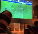 Neymar ve el partido desde casa con el pie en alto