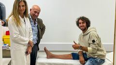Álex Rins, junto a sus doctores en Madrid.