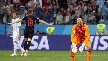 Willy Caballero, portero argentino, se lamenta del gol de Ante Rebic en el partido de fase de grupos entre Argentina y Croacia.