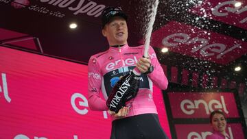 Andreas Leknessund exhibe la maglia rosa en el podio de Lago Laceno.