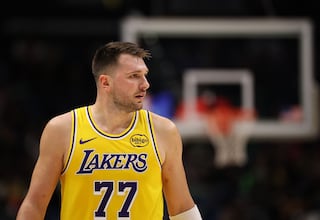 La NBA sanciona a Schröder por intentar pegar a Doncic