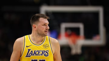 La NBA sanciona a Schröder por intentar pegar a Doncic