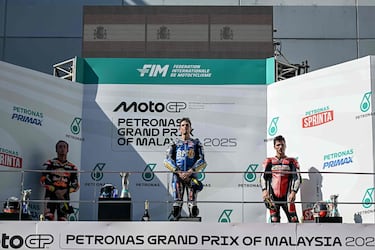 Álex Márquez, Pedro Acosta y Joan Mir en el podio del Gran Premio de Malasia disputado en el circuito Internacional de Sepang.