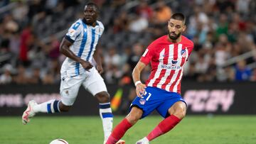 AME7653. MONTERREY (MÉXICO), 02/08/2023.- Jannick Carrasco del Atlético Madrid controla el balón durante el partido amistoso entre Real Sociedad y Atlético Madrid, parte de LaLiga Summer Tour 2023, disputado hoy en el Estadio BBVA de la ciudad de Monterrey (México). EFE/Miguel Sierra