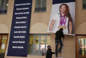 Instalación en Niza de un poster gigante en homenaje a la deportista francesa muerta Camille Muffat y las víctimas del accente de helicóptero de Argentina.