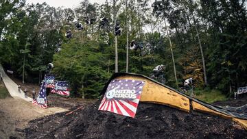 Secuencia de Ryan Williams planchando el primer BMX Triple Front Flip de la historia en las rampas de Pastranaland, con lonas de Nitro Circus.