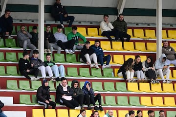 La afición del Racing, siguiendo el entrenamiento en Muriedas.