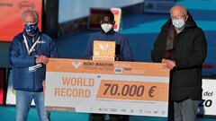 Juan Roig y Paco Borao hacen entrega al keniano Kandie del cheque de 70.000 euros que se gan&oacute; por su r&eacute;cord del mundo en Medio Marat&oacute;n.