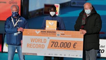 Juan Roig y Paco Borao hacen entrega al keniano Kandie del cheque de 70.000 euros que se gan&oacute; por su r&eacute;cord del mundo en Medio Marat&oacute;n.