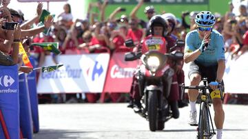 Astana Pro Team&#039;s Colombian cyclist, Miguel Angel Lopez Moreno, celebrates as he crosses the finish line winning the 15th stage of the 72nd edition of &quot;La Vuelta&quot; Tour of Spain cycling race, a 129,4 km race from Alcala La Real to Sierra Nevada, Alto Hoya de la Mora, on September 3, 2017. / AFP PHOTO / JOSE JORDAN