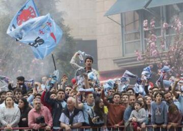 Recibimiento a los jugadores del Celta de Vigo a su llegada a Balaídos 