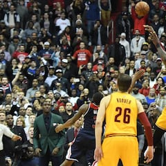 LeBron James (32+7+17) fuerza la prórroga con un milagro e Irving decide el partido del año
