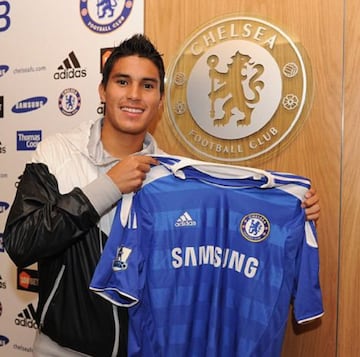 Ulises Dávila dejó a las Chivas para firmar con el Chelsea en 2011. Los 'Blues' han ganado: 6 Premier League, 8 FA Cup, 5 Copa de la Liga de Inglaterra, 4 Community Shield, 2 Full Members Cup, 2 Segunda División 1 Champions League, 2 Recopa de Europa, 1 Super Copa de Europa, 1 Liga de Europa UEFA.  32 Títulos Totales.