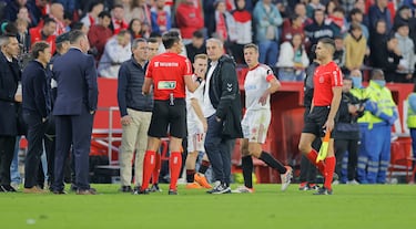 Parada del partido por lanzamiento de objetos.