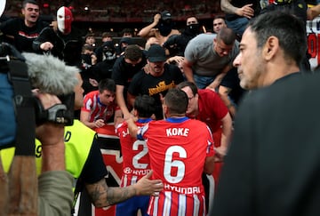 Koke y Giménez hablando con los aficionados situados en el sector implicado.