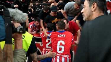 Koke y Giménez hablando con los aficionados situados en el sector implicado.