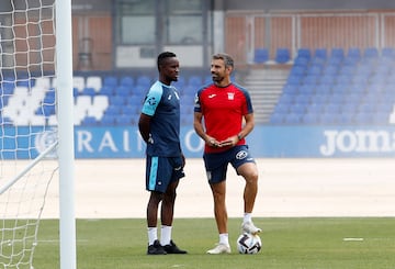 Seydouba Cissé, con Carlos Martínez, durante la sesión de entreno de este lunes. 