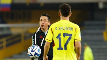AMDEP981. BOGOTÁ (COLOMBIA), 31/01/2023.- El entrenador de Colombia Héctor Cárdenas pasa un balón hoy, en un partido de la fase final del Campeonato Sudamericano Sub'20 entre las selecciones de Uruguay y Colombia en el estadio El Campín en Bogotá (Colombia). EFE/ Mauricio Dueñas Castañeda