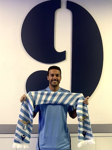 El delantero canario es el protagonista del primer cambio en 40 años entre la Roma y la Lazio. A sus 34 años y después de jugar su última temporada en la Roma, Pedro se queda en la ciudad italiana pero cambia los colores, ya que pasa a ser el "nuevo 9" de la Lazio. Allí le entrenará Maurizio Sarri, técnico con el que coincidó durante su etapa en el Chelsea .