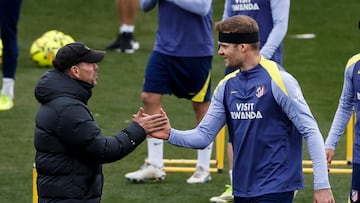 Sorloth con Simeone en la sesión de hoy. / Aitor Martín
