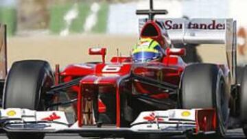 <b>DUELO DE TITANES. </b>Webber y Massa, con el Red Bull y el Ferrari en la pretemporada. Ambas escuderías luchan por estar en los primeros puestos en el GP de Australia.