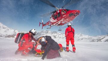 Helicóptero de Air Zermatt, en operación de rescate en los alpes suizos.